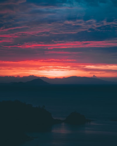 黄金小时山脉的照片
